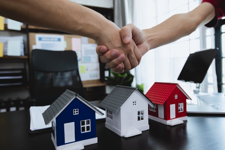Handschlag mit Immobilienmakler