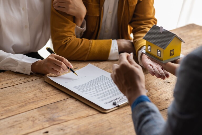 Vertragsunterzeichnung beim Immobilienmakler