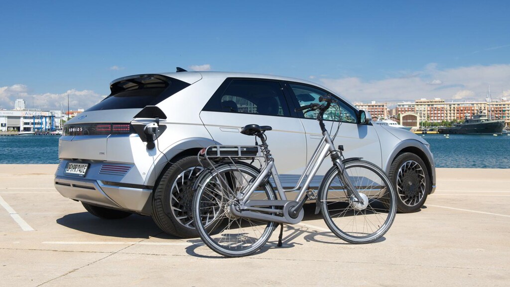 E-Bike lädt Akku an einem Hyundai