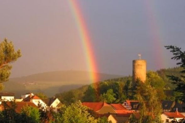 Doppelter Regenbogen über Wohnhäusern
