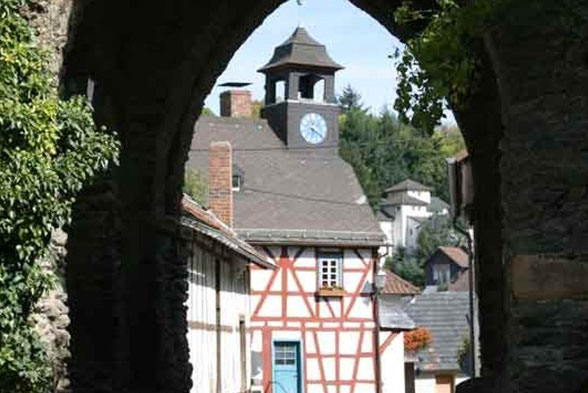 Blick auf einen Kirchturm