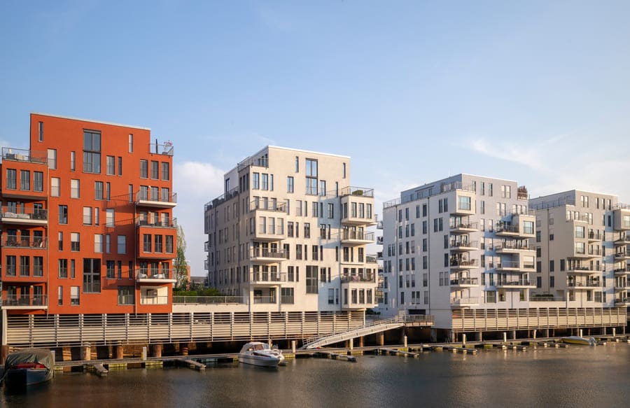 Moderne Wohnhäuser in Frankfurt am Wasser