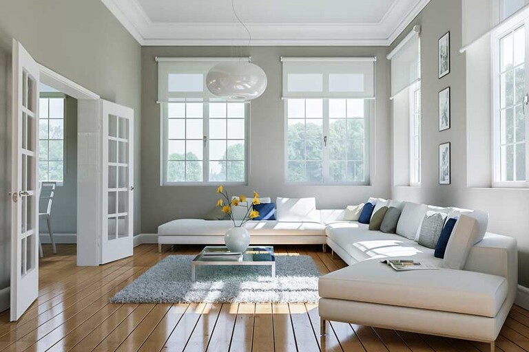 Eine moderne helle Wohnung mit weißem Sofa für Immobilien zur Miete