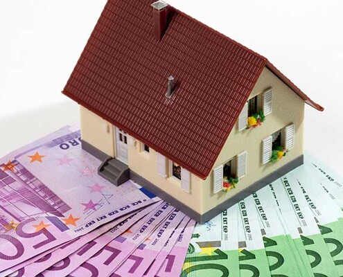Modellhaus steht auf Geldscheinen