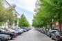 "Freie, sanierte 2 Zimmer Wohnung mit Loggia am Volkspark F-Hain, Bruno Taut Siedlung" - Blick in die Straße