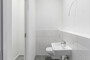 "Freie sanierte Altbauwohnung mit Balkon und zukünftigem Aufzug am KaDeWe" - Gäste WC