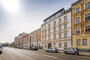 Solides Mehrfamilienhaus 20 WE auf großem Grund in Köpenick - Seitliche Straßenansicht