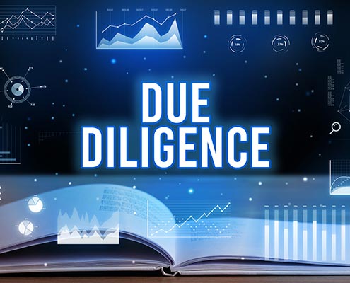Offenes Buch mit Schriftzug Due Diligence