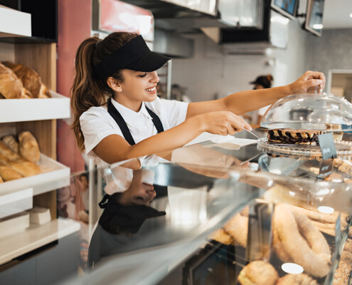 Bäckereiverkäuferin hinter der Theke