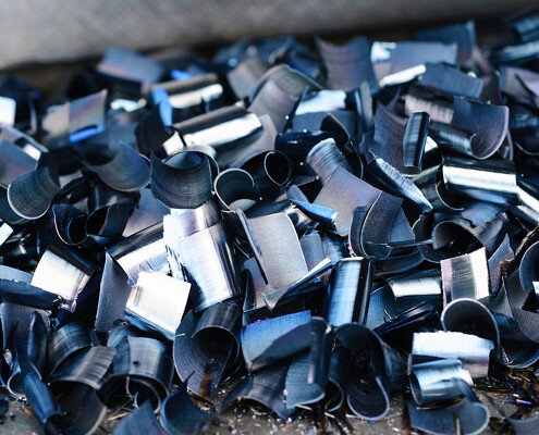 Bläulich gefärbte Metallspäne. Abfälle vom Fräsen.