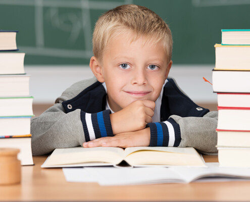 Kleiner Junge mit Schulbüchern