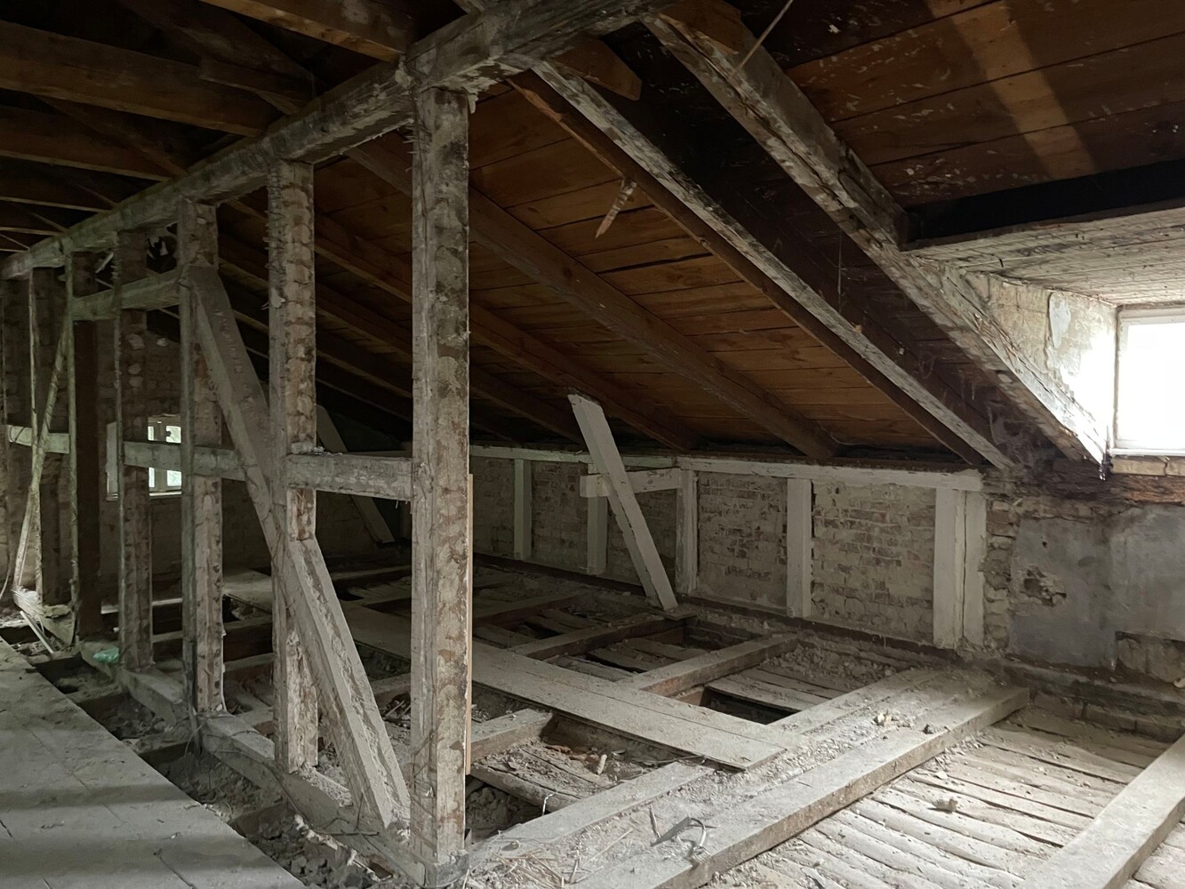 Sanierungsbedürftiges ehemaliges Schulgebäude mit Denkmalstatus in Wassernähe - Bild 28 Sanierungsbedürftiges ehemaliges Schulgebäude mit Denkmalstatus in Wassernähe - Bild 28