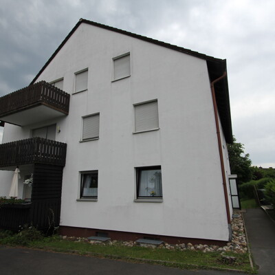 Charmante Maisonette-Dachgeschosswohnung mit Balkon, Einbauküche & Stellplatz