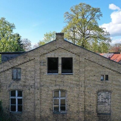 Sanierungsbedürftiges Mehrfamilienhaus mit Denkmalstatus am Wasser 5 min von Potsdam entfernt -  Vorschau 2