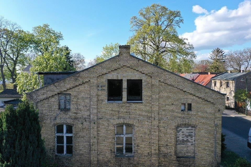 Sanierungsbedürftiges ehemaliges Schulgebäude mit Denkmalstatus in Wassernähe - Bild 3 Sanierungsbedürftiges ehemaliges Schulgebäude mit Denkmalstatus in Wassernähe - Bild 3