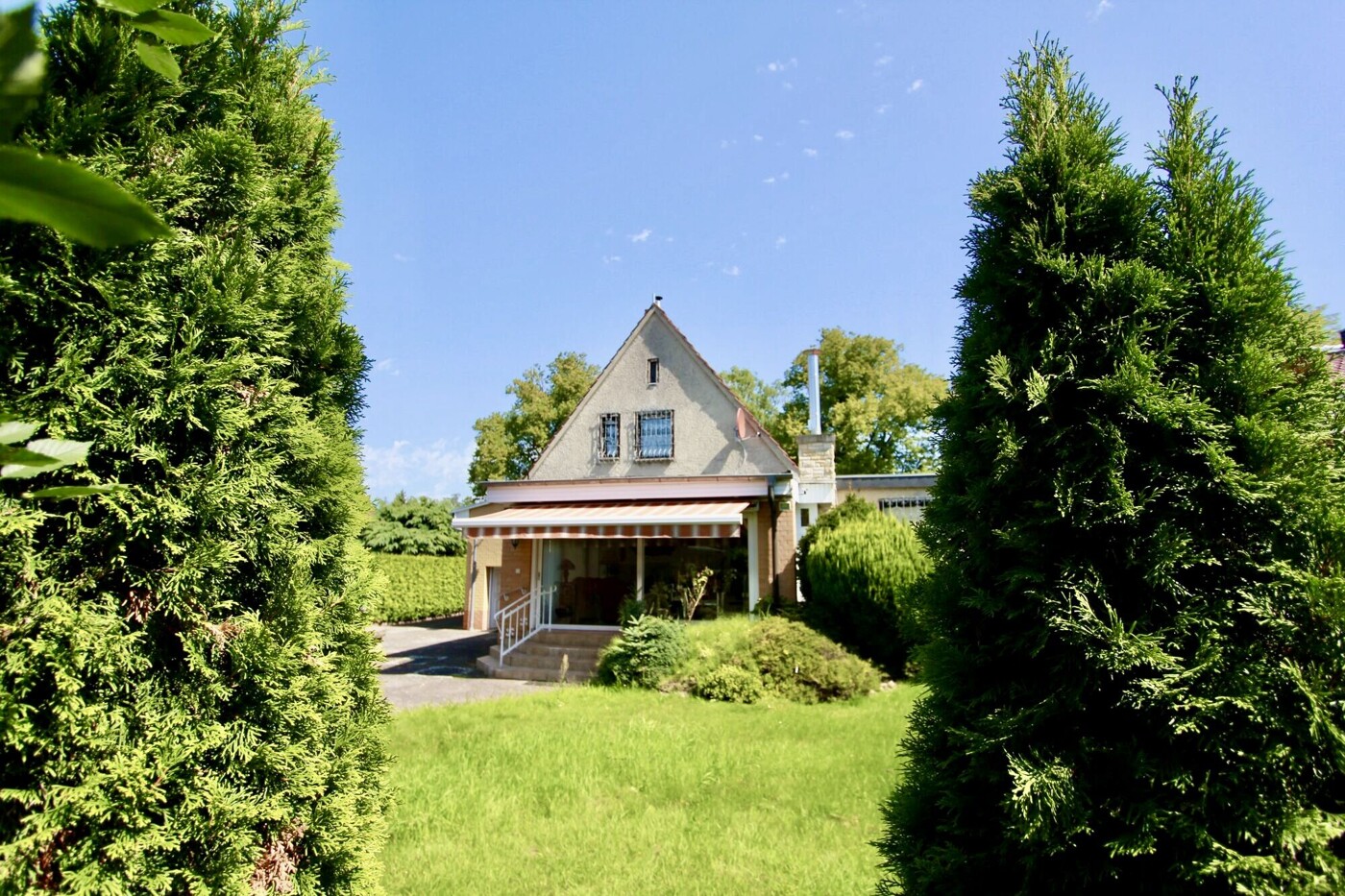 Charmantes Einfamilienhaus mit Doppelgarage und Sauna -  Bild 1