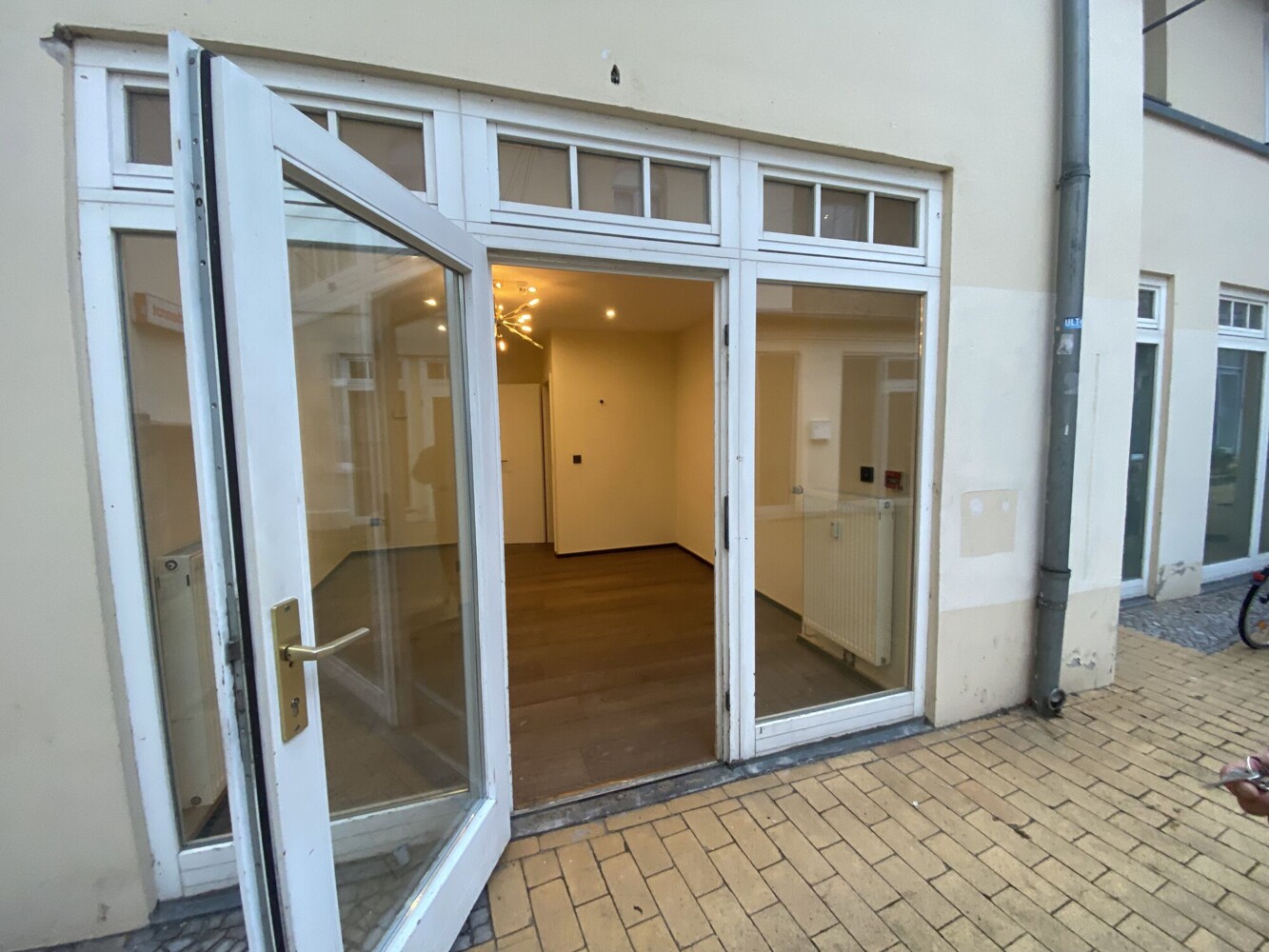 Charmante Ladenfläche im Innenhof – Ideal für Einzelhandel oder Kosmetik - Bild 1 Charmante Ladenfläche im Innenhof – Ideal für Einzelhandel oder Kosmetik - Bild 1