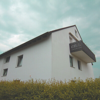 Charmante Maisonette-Dachgeschosswohnung mit Balkon, Einbauküche & Stellplatz