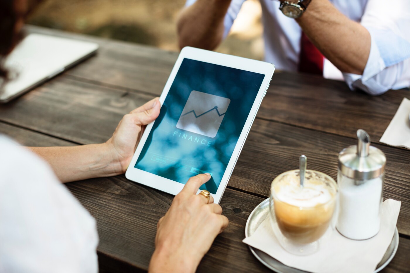 Frau öffnet App zum Investieren