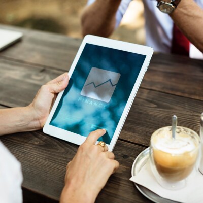 Frau öffnet App zum Investieren