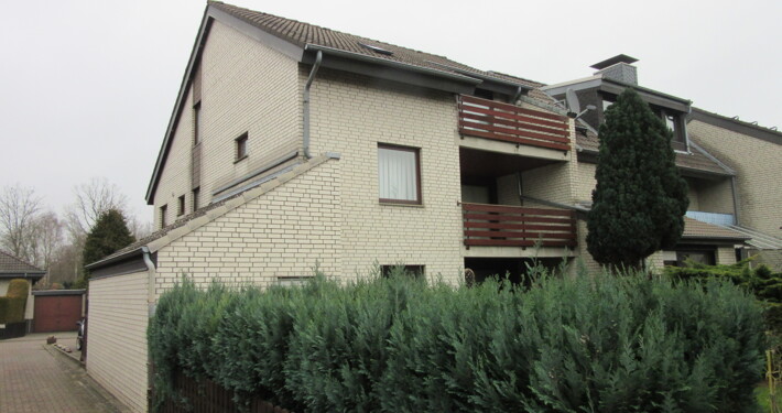 Mehrfamilienhaus mit Balkonen und Garten