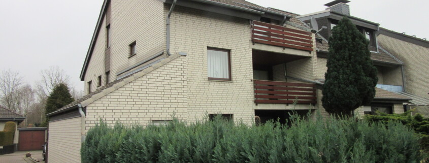Mehrfamilienhaus mit Balkonen und Garten