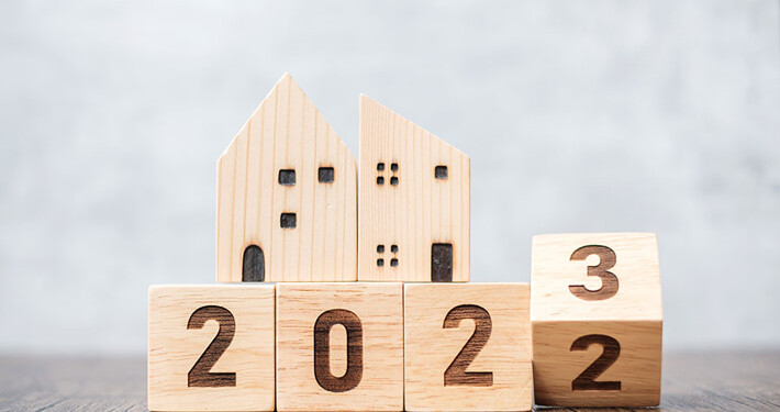 Holzwürfel mit den Zahlen 2022 und 2023