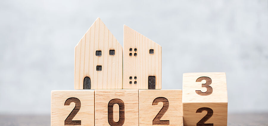 Holzwürfel mit den Zahlen 2022 und 2023