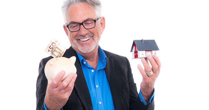 Älterer Mann überlegt, ob der die Immobilie privat oder mit Makler verkaufen soll