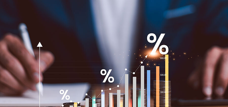 Münzstapel und Grafik mit Zinsentwicklung für den lokalen Immobilienmarkt