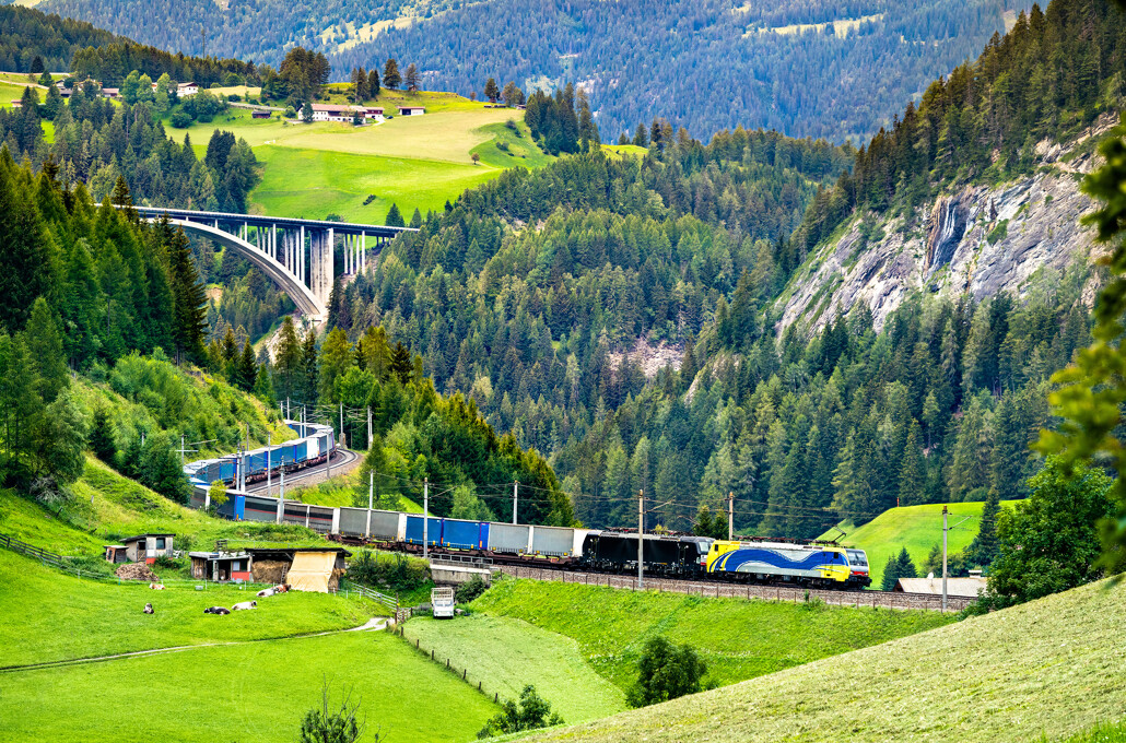 Zug in den Alpen