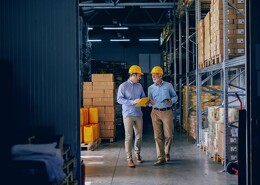 Männer in Logistikhalle