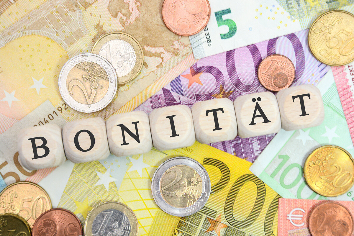 Holzwürfel Formen Wort Bonität mit Geld
