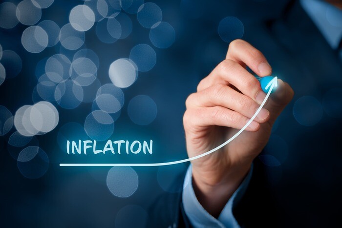 Mann zeichnet eine Inflationskurve