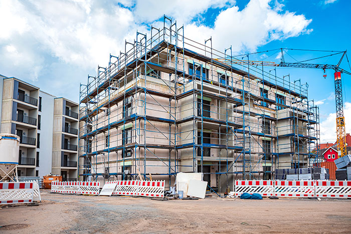 Baugrundstück mit Mehrfamilienhaus im Bau