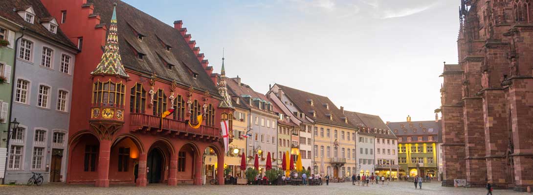 Marktplatz in Freiburg, Symbolisiert Immobilienpreise