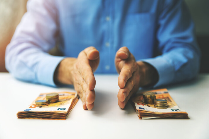 Hände teilen Geld auf