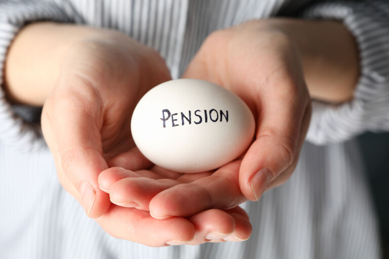 Person hält vorsichtig die Pension in ihren Händen zum Thema: verkaufen und darin wohnen bleiben