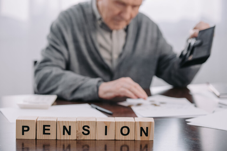 Pension: Ein Rentner arbeitet an einem Tisch mit Dokumenten