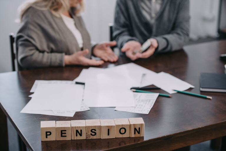 Pension: Personen sitzen an einem Tisch mit Dokumenten