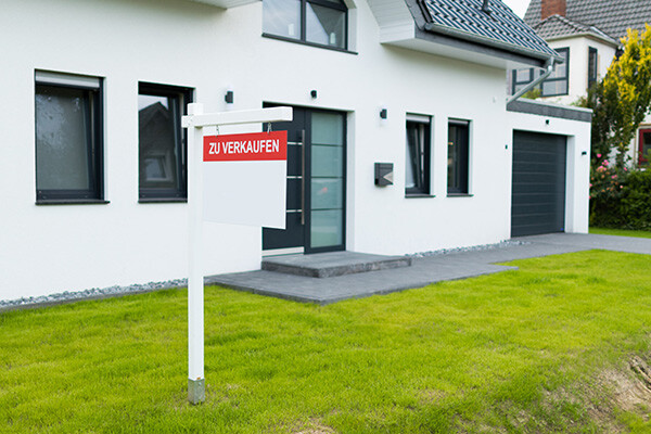 Haus mit zu verkaufen Schild