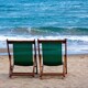 Zwei Liegestühle am Strand