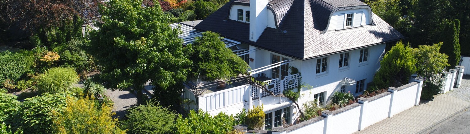 Villa mit eingezäuntem Grundstück