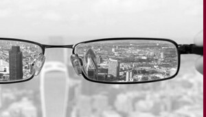 Brille mit Blick auf Großstadt