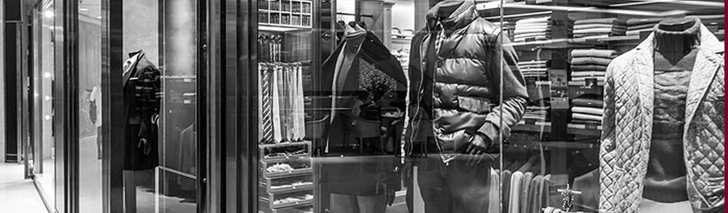 Schaufenster eines Ladenlokals für Bekleidung