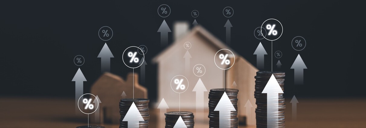Münzen, Pfeile und Prozentzeichen als Symbol für Chancen im Investment